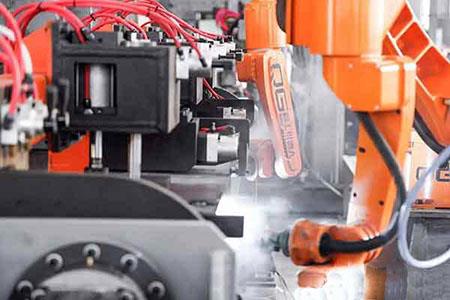 Uç kiriş kaynak robotu büyük ölçekte kullanıma hazırdır. End beam welding robot is about to put into use on a large scale.jpg