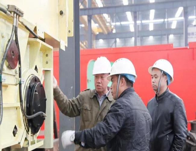 Baosteel Group firmamızın ürettiği geri sarma ünitesi projesinin vinçleri üzerinde bir kontrol gerçekleştiriyor11141144.jpg Baosteel Group conducts A check on the cranes of rewinding unit project that our company has built11141144.jpg